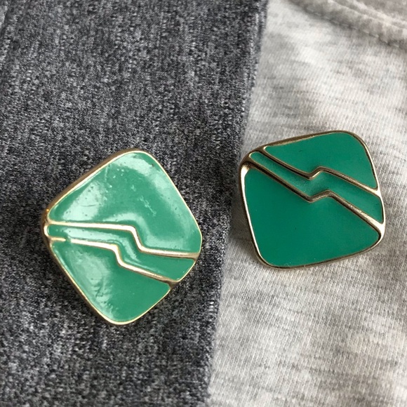 Elegant green earring studs